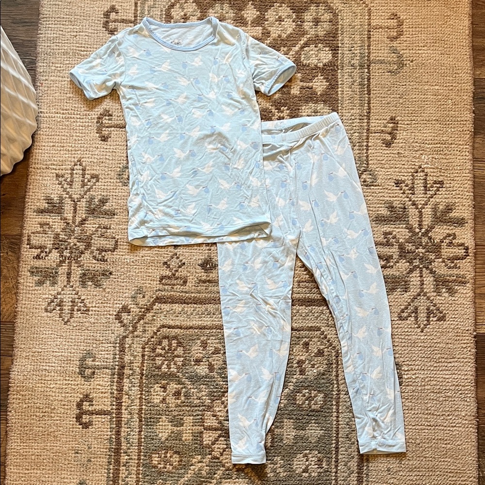 Kickee Pants Print Short Sleeve Pajama Set in Spring Sky Stork - size 6